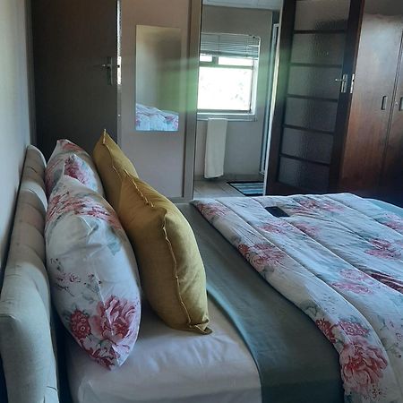 Triple S Guest House เคปทาวน์ ภายนอก รูปภาพ